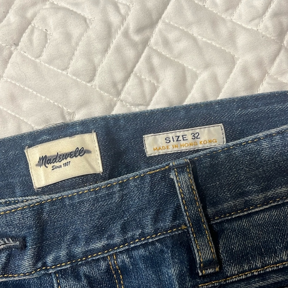 Madewell. Size 32 waist. Med/wide leg. Medium rise.
